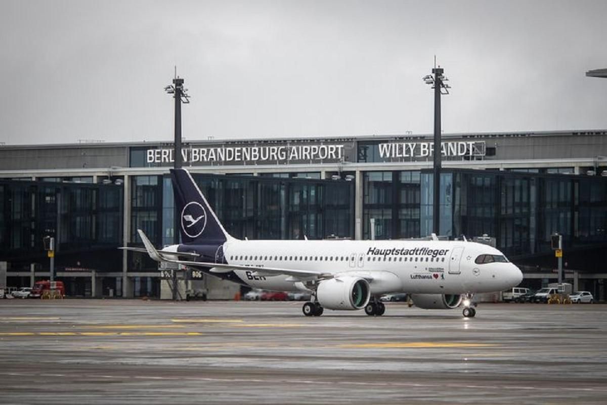 Опоздали на 9 лет: в Берлине открыли новый аэропорт - фото