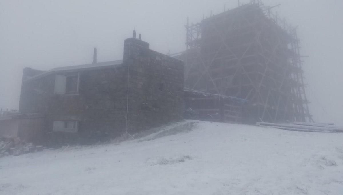 Снег в Карпатах 1 ноября 2020 - на горе Пип Иван: фото