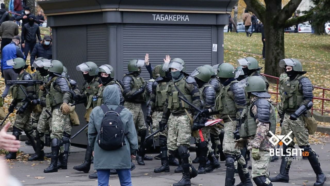 Силовики во время протестов в Минске 1 ноября 2020 стреляли и бросали гранаты: показательные видео