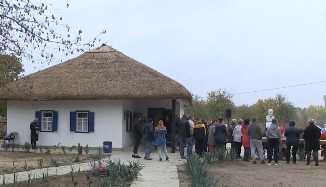 На Херсонщині відтворили садибу Остапа Вишні: унікальні фото На Херсонщині відтворили садибу Остапа Вишні: унікальні фото