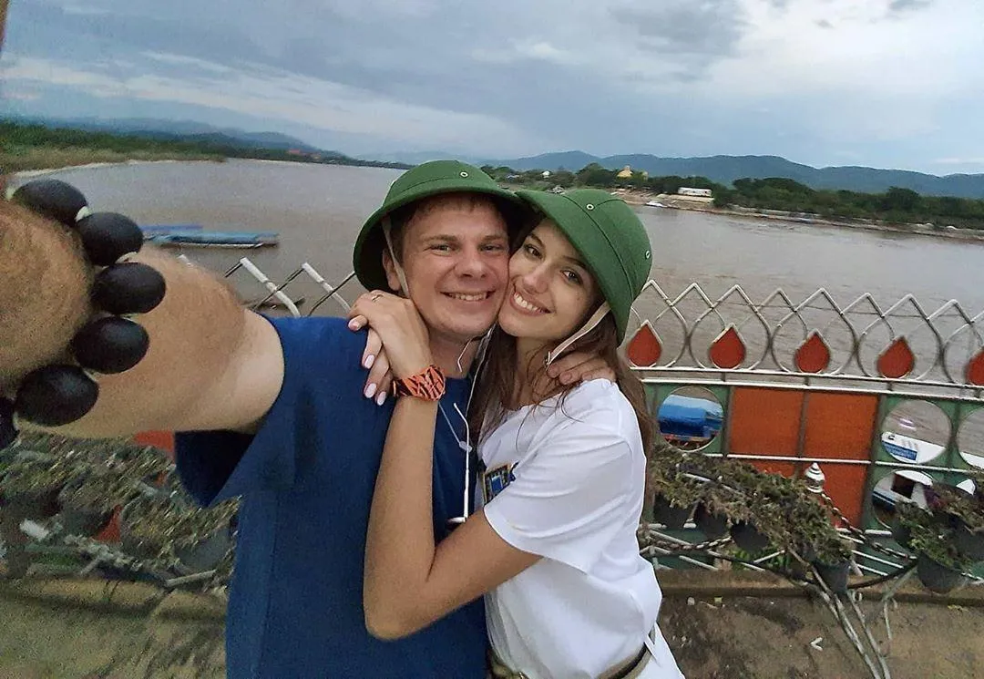 Дмитро Комаров з дружиною в Таїланді
