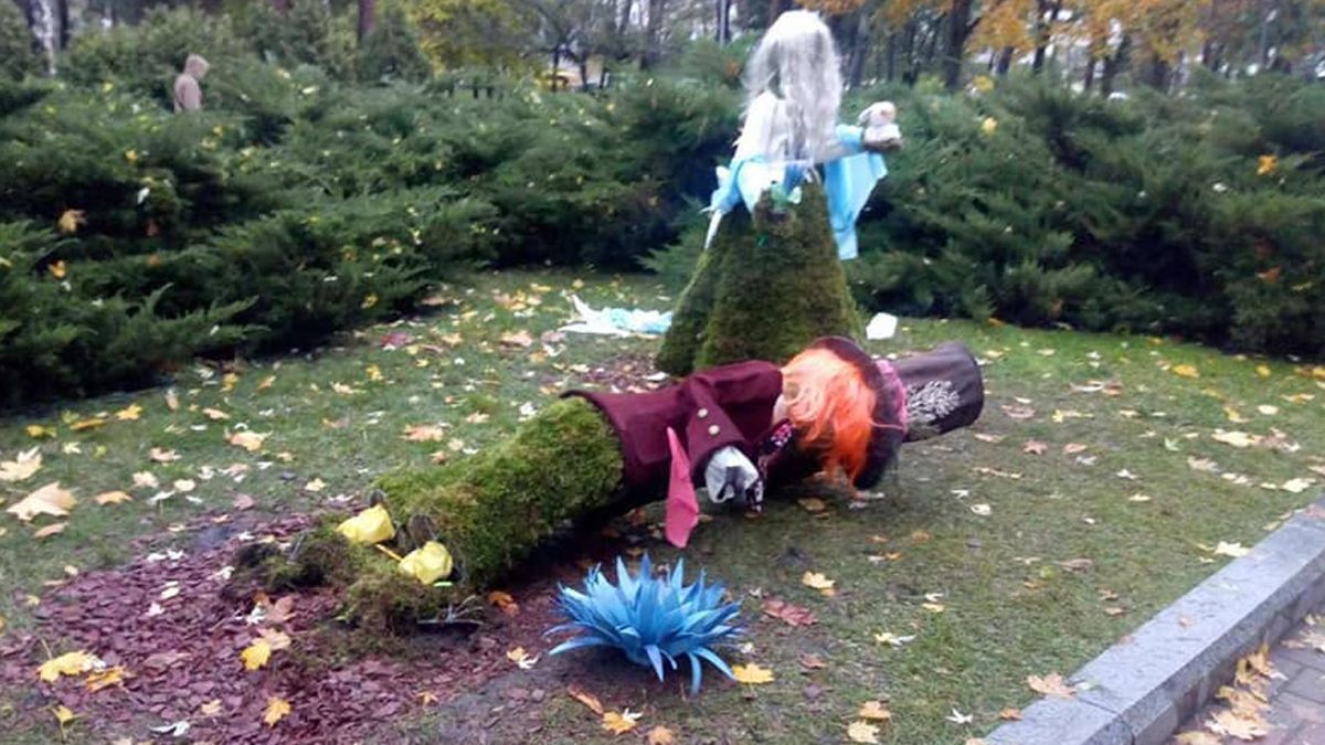 В Києві знову познущалися з виставки квітів Аліса в країні див В Києві знову познущалися з виставки квітів Аліса в країні див