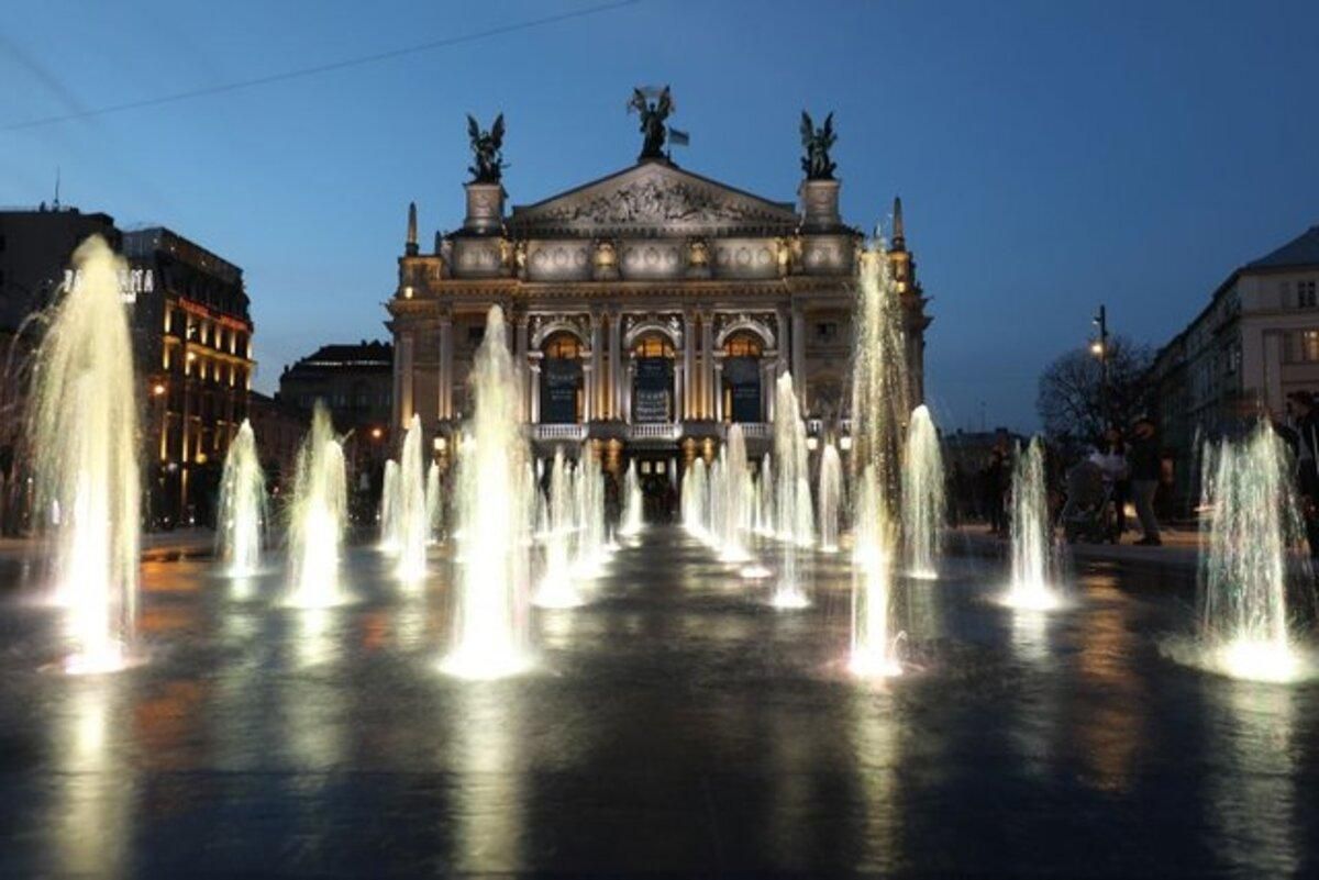 На новий фонтан перед Оперним театром у Львові розлили технічну оливу