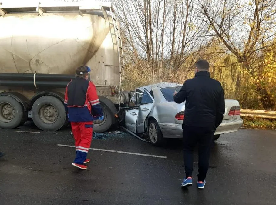 На Львівщині Mercedes Benz зіткнувся з автопоїздом: загинули 2 людей – фото