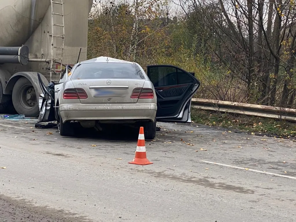 На Львівщині Mercedes Benz зіткнувся з автопоїздом: загинули 2 людей – фото