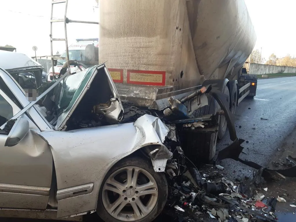 На Львівщині Mercedes Benz зіткнувся з автопоїздом: загинули 2 людей – фото