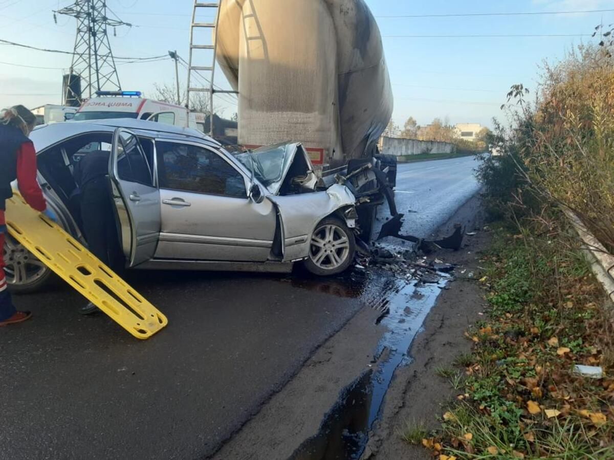 В Червонограде 31.10.2020 Mercedes столкнулся с автопоездом: фото