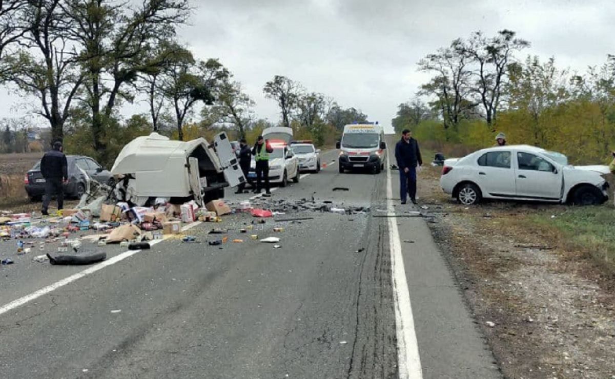 Под Мариуполем ДТП 02.11.2020: столкнулись два авто - фото