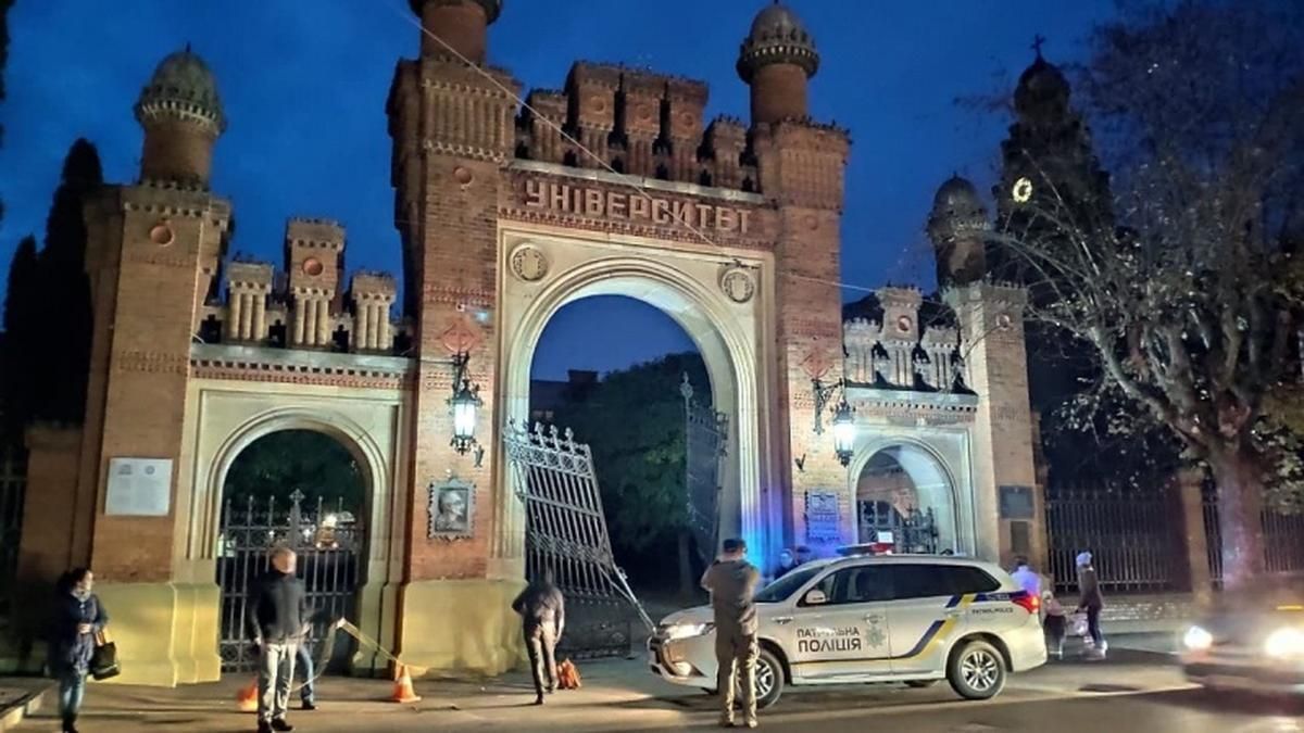 У Чернівцях водій протаранив ворота вишу, який є спадщиною ЮНЕСКО У Чернівцях водій протаранив ворота вишу, який є спадщиною ЮНЕСКО