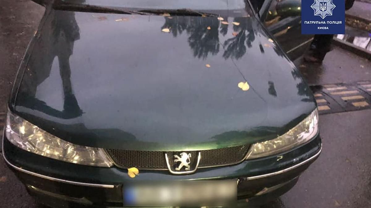 У Києві водій наїхав на патрульну автівку: його за кермом не було