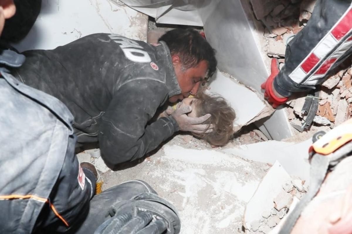 В Ізмірі врятували дитину, яка провела під уламками 91 годину: фото