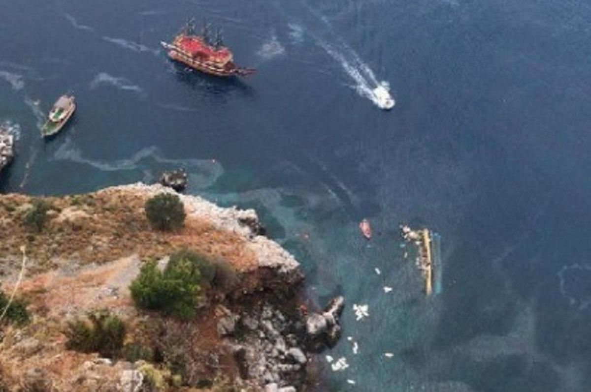 В Анталии перевернулся катер с туристами: погиб россиянин В Анталии перевернулся катер с туристами: погиб россиянин