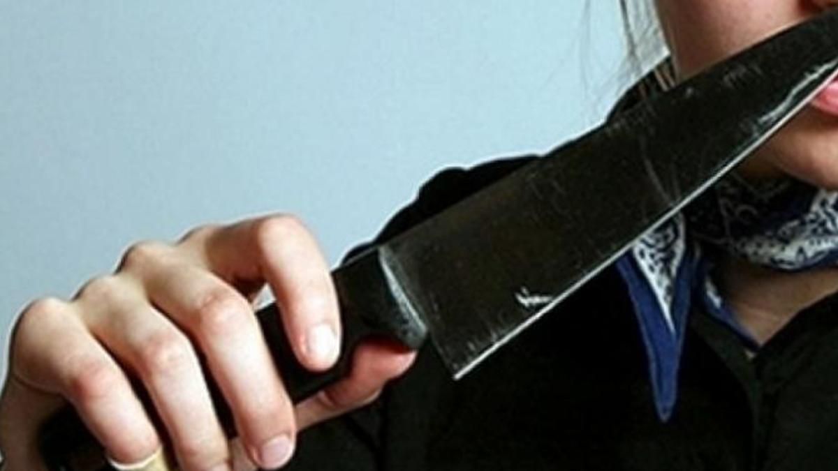 В Киеве женщину разыскивают за разбой: отобрала деньги у мамы В Киеве женщину разыскивают за разбой: отобрала деньги у мамы