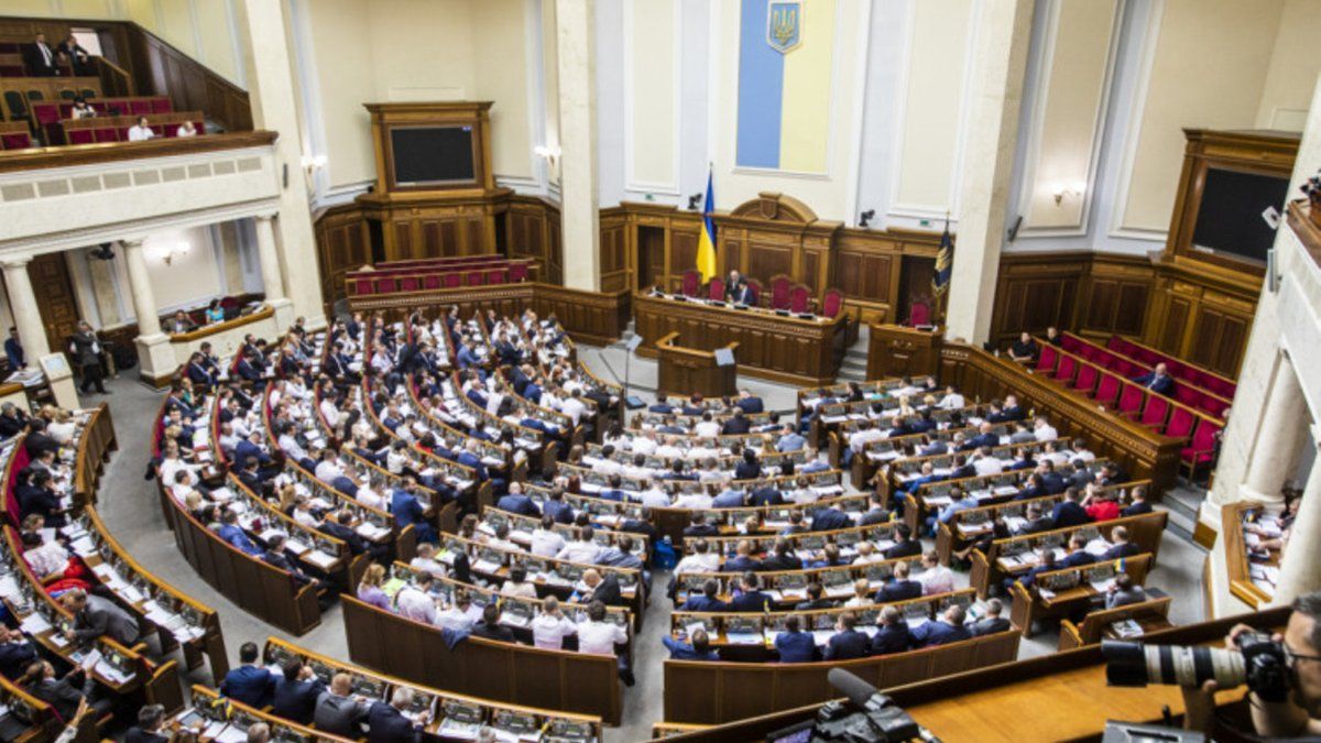 На засіданні Ради намагаються вирішити ситуацію з КСУ: варіанти законопроєктів На засіданні Ради намагаються вирішити ситуацію з КСУ: варіанти законопроєктів