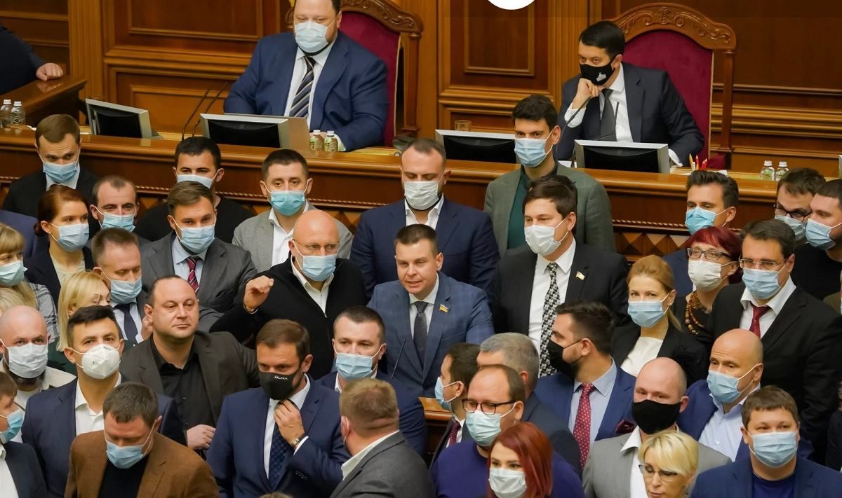 Нардепи закликають суддів КСУ піти у відставку: заява Нардепи закликають суддів КСУ піти у відставку: заява