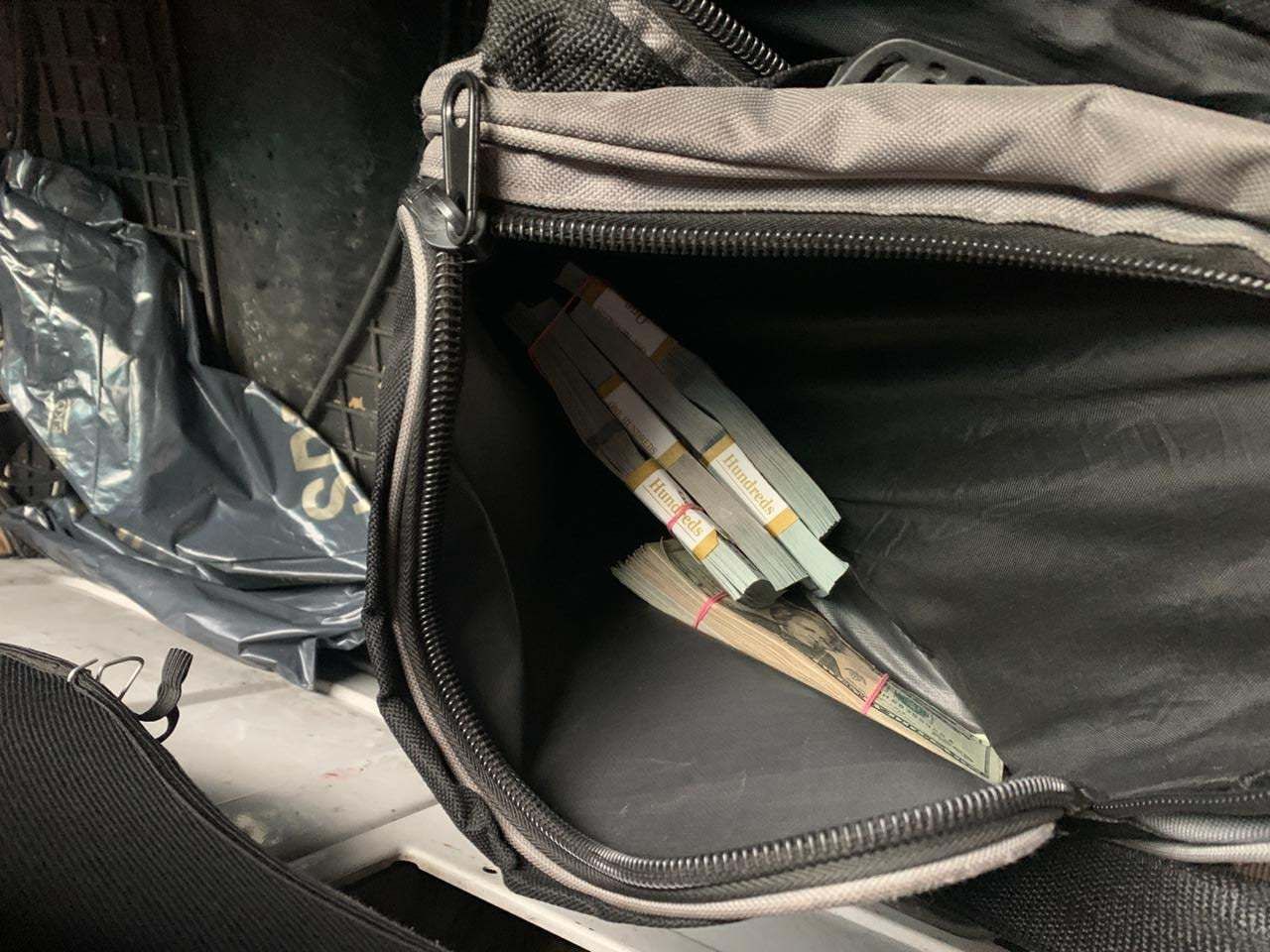 Таможенники нашли в сумке мужчины 93 тысячи долларов: деньги изъяли Таможенники нашли в сумке мужчины 93 тысячи долларов: деньги изъяли