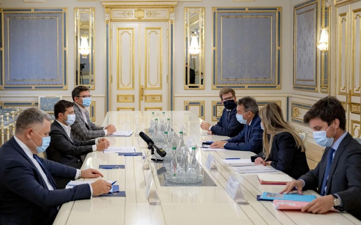 Зеленский попросил Красный Крест помочь с обменом пленных Зеленский попросил Красный Крест помочь с обменом пленных