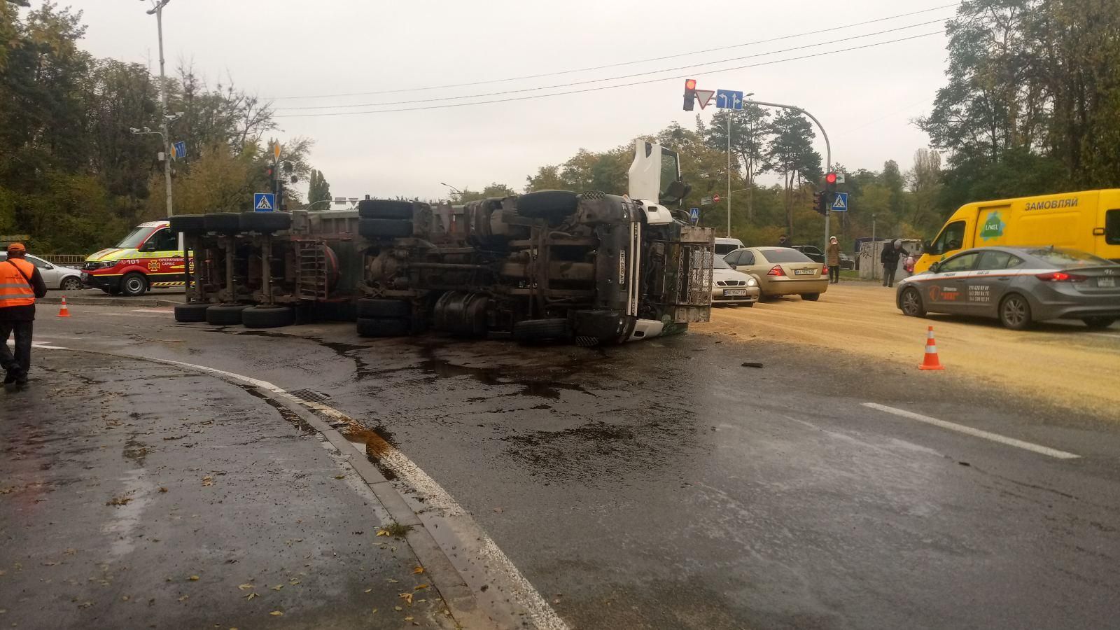 В Киеве перевернулся грузовик с тоннами сои В Киеве перевернулся грузовик с тоннами сои