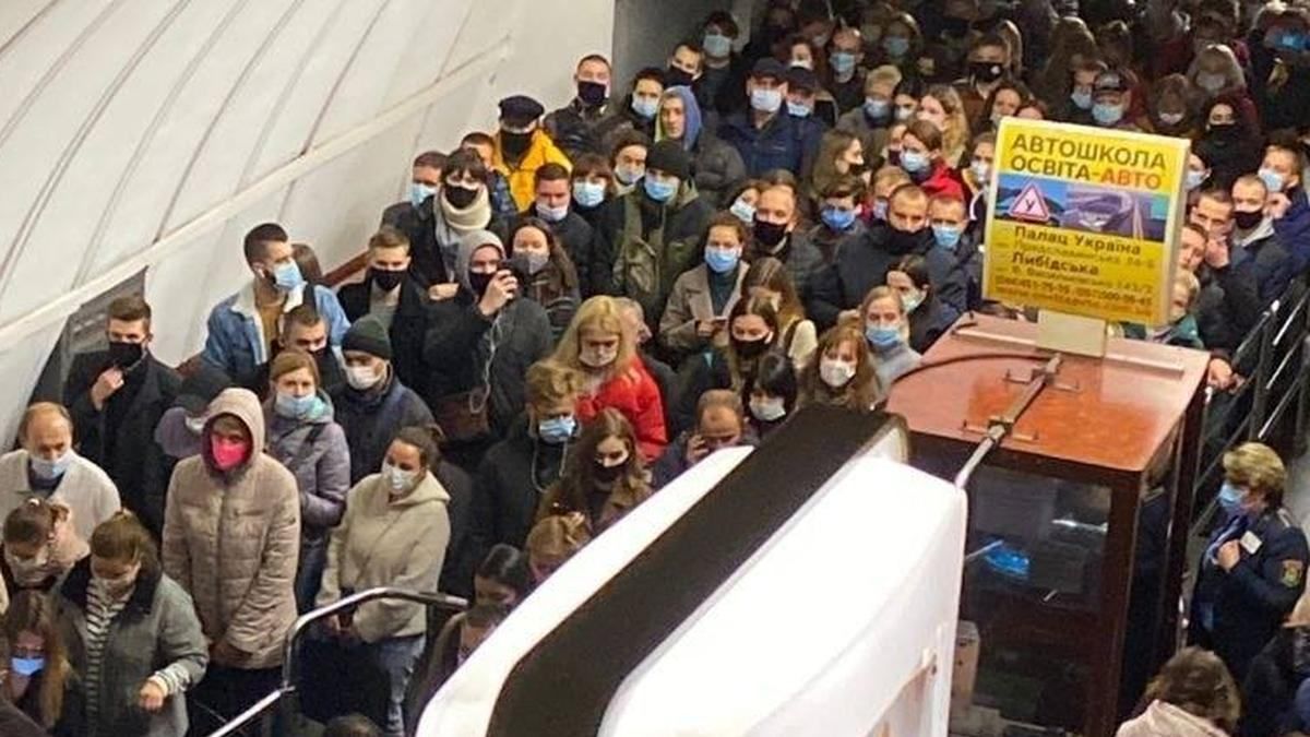 У метро Києва зафіксували масові порушення карантину