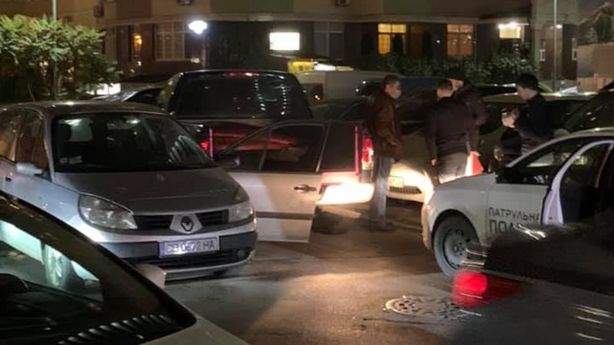 В ЖК Парковые озера в Киеве водители разбили Dodge и Renault В ЖК Парковые озера в Киеве водители разбили Dodge и Renault