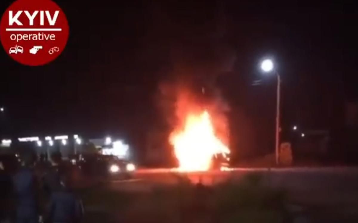 Под Броварами после ДТП полностью сгорело авто Под Броварами после ДТП полностью сгорело авто