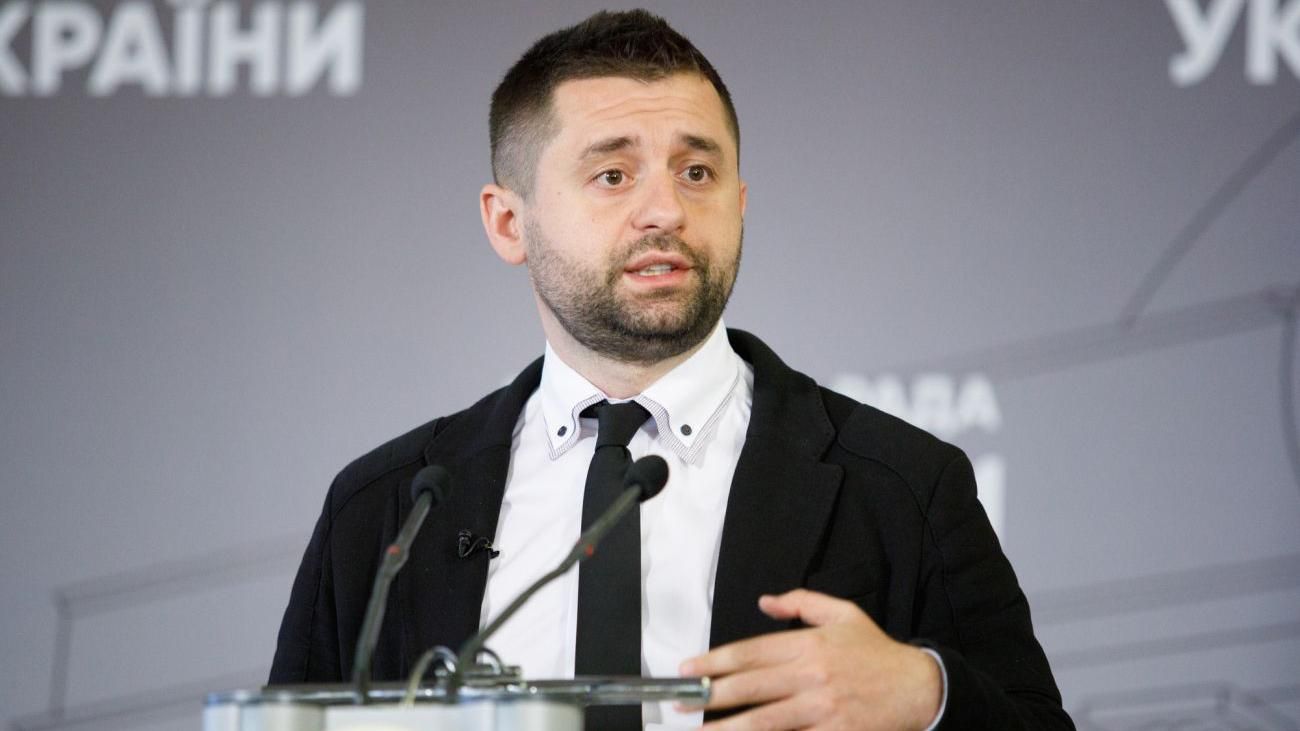 Арахамія розповів, чому в Раді поки не будуть розглядати законопроєкт Зеленського щодо КСУ Арахамія розповів, чому в Раді поки не будуть розглядати законопроєкт Зеленського щодо КСУ