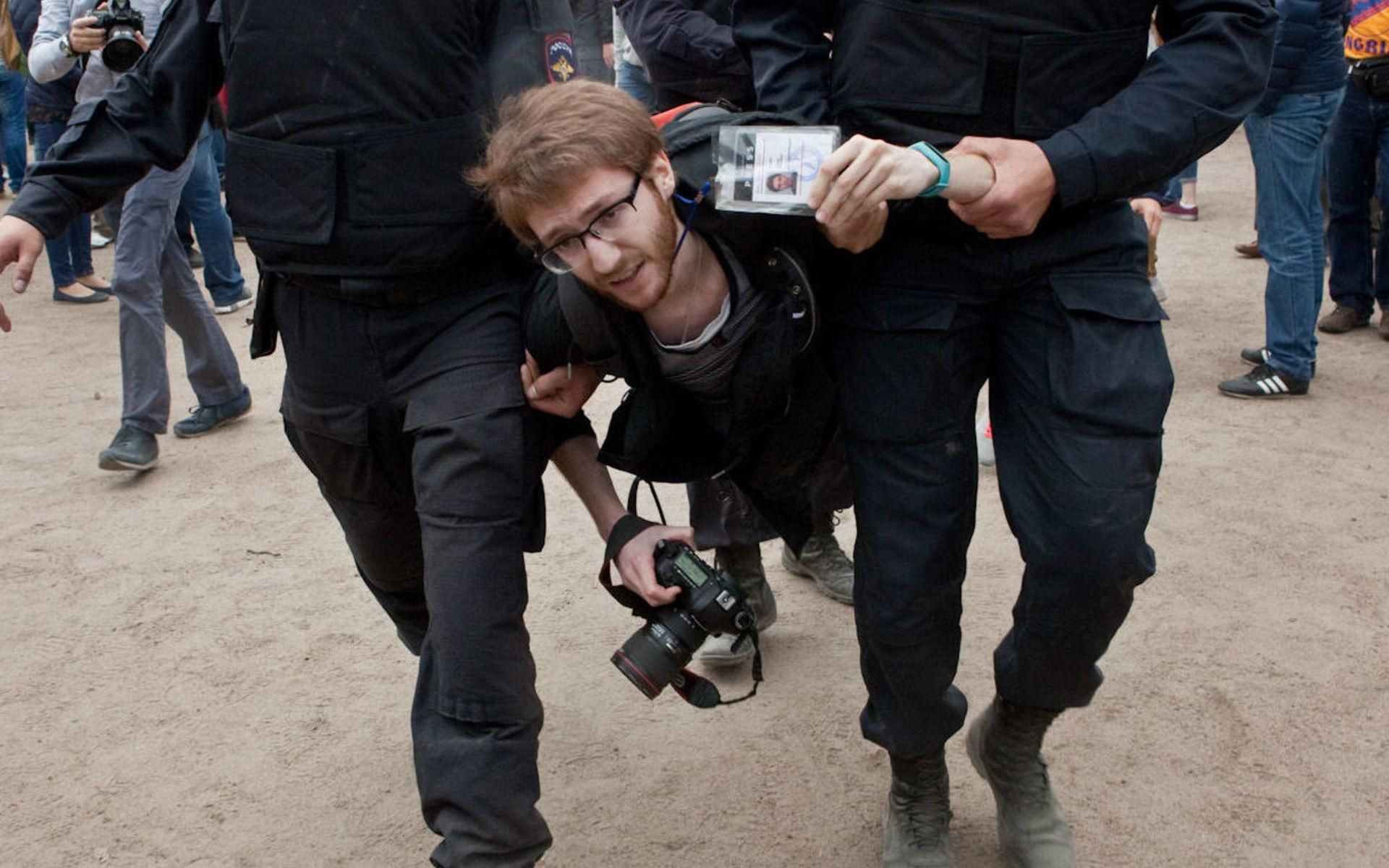 Нападение на журналиста. Задержание журналиста. Нападение на журналистов на митинге.