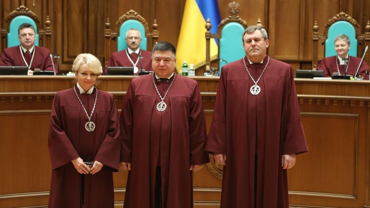 Нардепы требуют судей КСУ сложить полномочия: заявление Арахамия Нардепы требуют судей КСУ сложить полномочия: заявление Арахамия