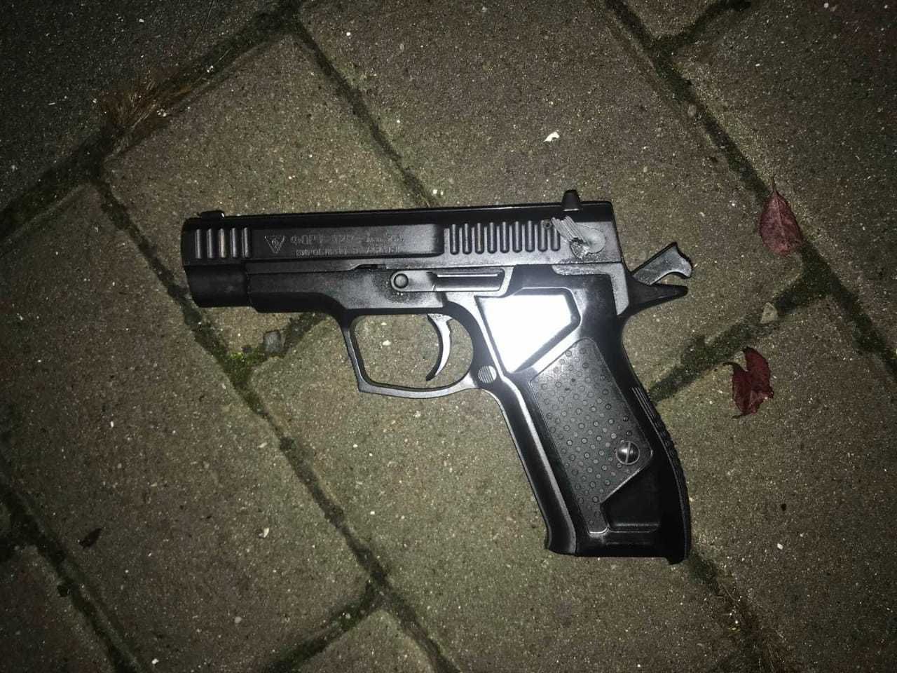 У Львові 04.11.2020 п’яний чоловік стріляв з пістолета в повітря: фото У Львові 04.11.2020 п’яний чоловік стріляв з пістолета в повітря: фото