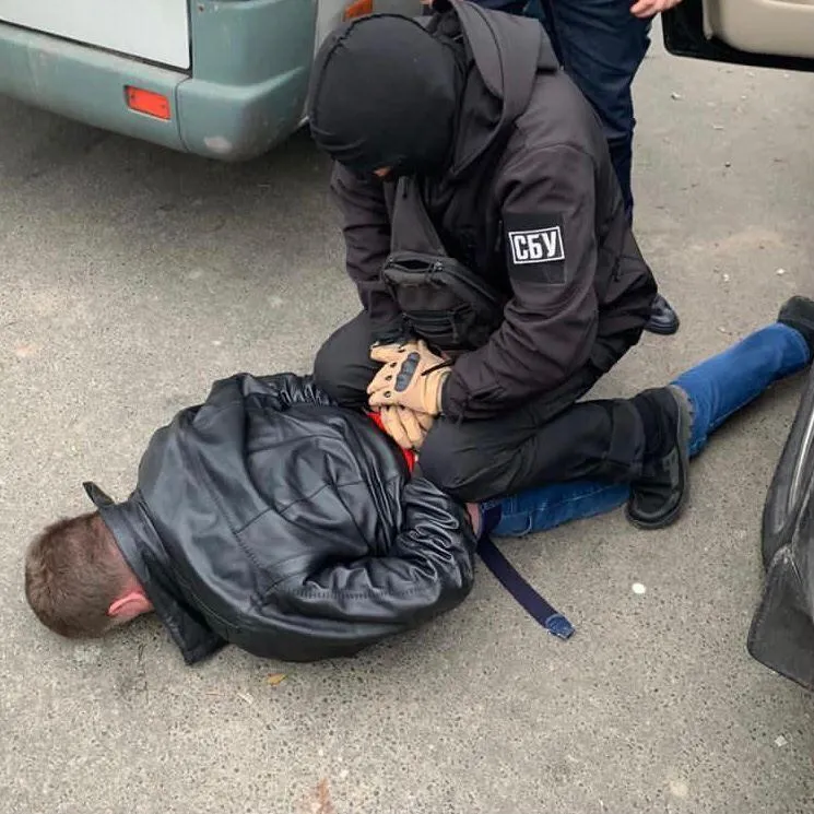 Затримання фальшивомонетника / Фото Київської міської прокуратури Затримання фальшивомонетника / Фото Київської міської прокуратури