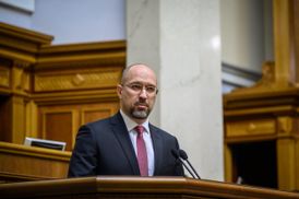 Шмыгаль поручил организовать койкоместа для лечения COVID-19 во всех возможных помещениях