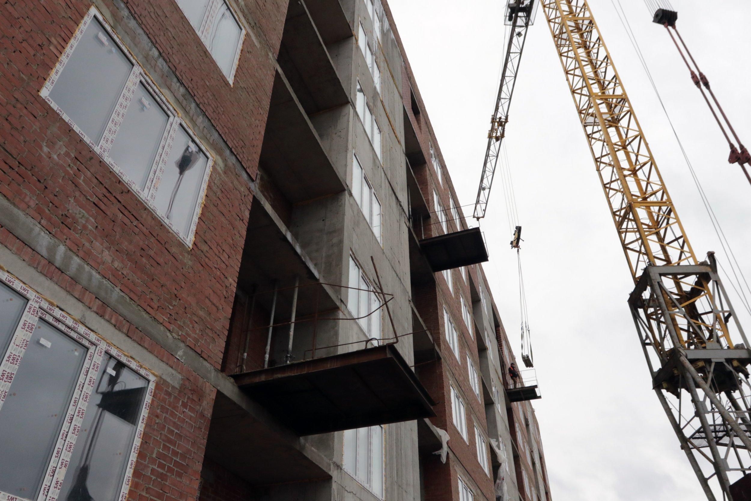На будівництві львівської новобудови робітник впав з 4 поверху