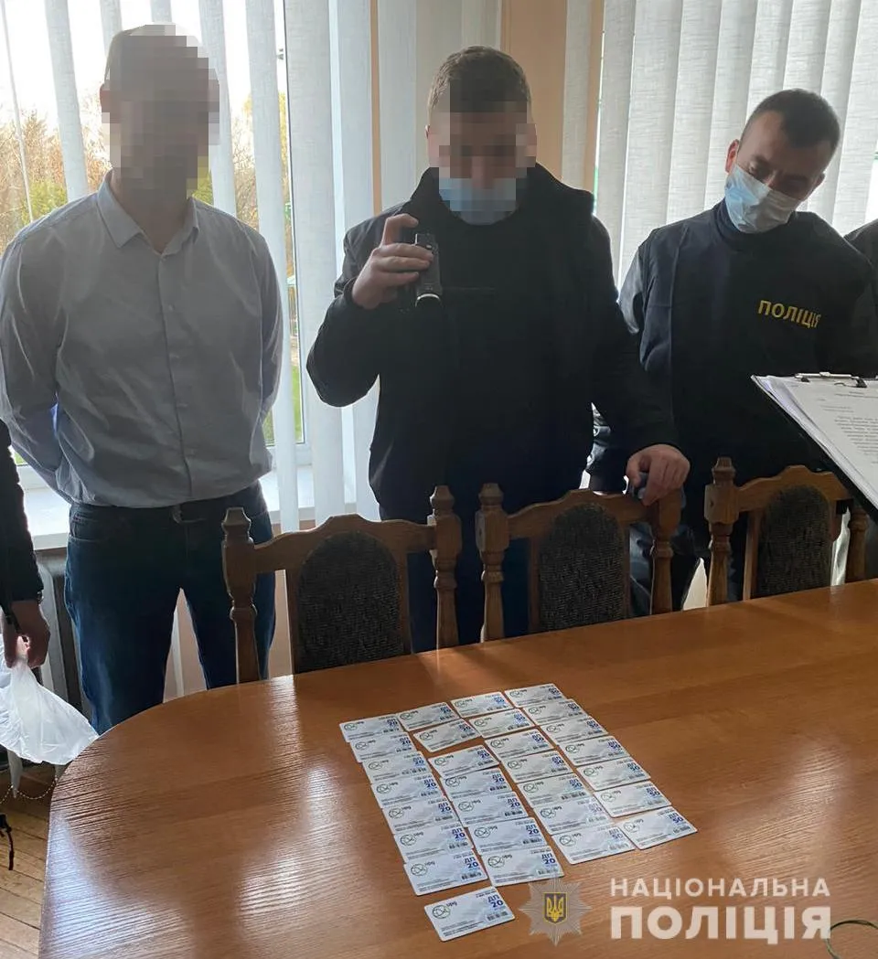 Брав хабар талонами на пальне: на Львівщині затримали голову райдержадміністрації – фото Брав хабар талонами на пальне: на Львівщині затримали голову райдержадміністрації – фото