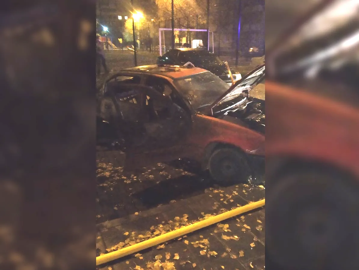 У Львові на стоянці згоріли 2 автомобілі: фото