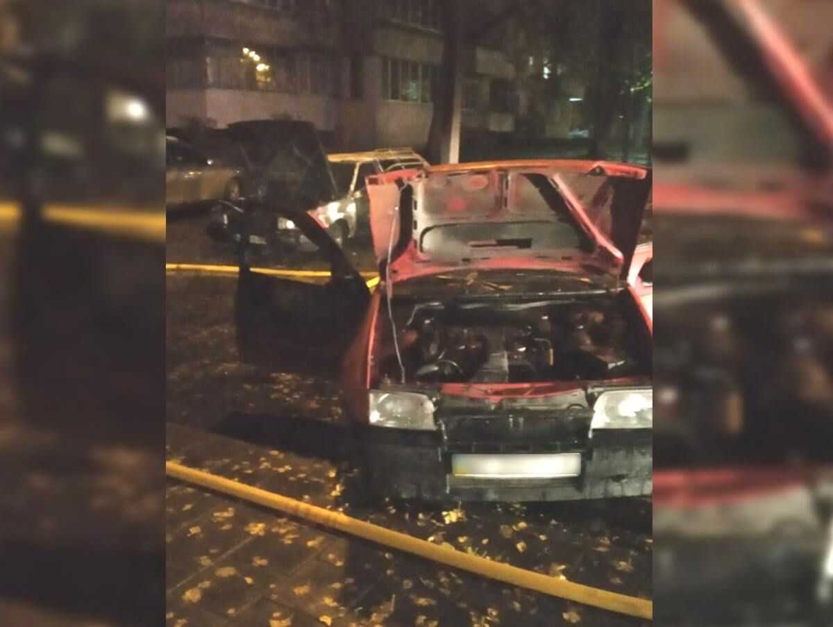 Во Львове 05.11.2020 на стоянке сгорели 2 автомобиля фото