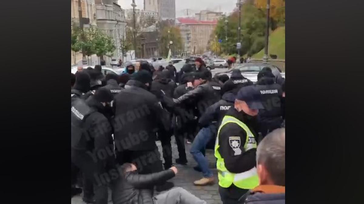 В Киеве "евробляхеры" перекрыли Грушевского: драка с полицией