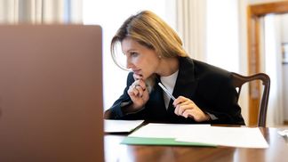 У костюмі карамельного кольору: Олена Зеленська вразила образом на зустрічі з послом Аргентини