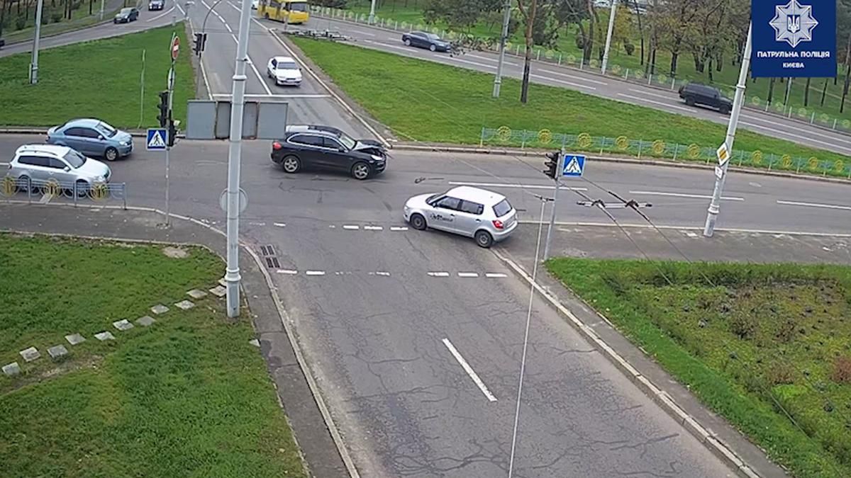 У Києві Porsche влетіла у Skoda У Києві Porsche влетіла у Skoda