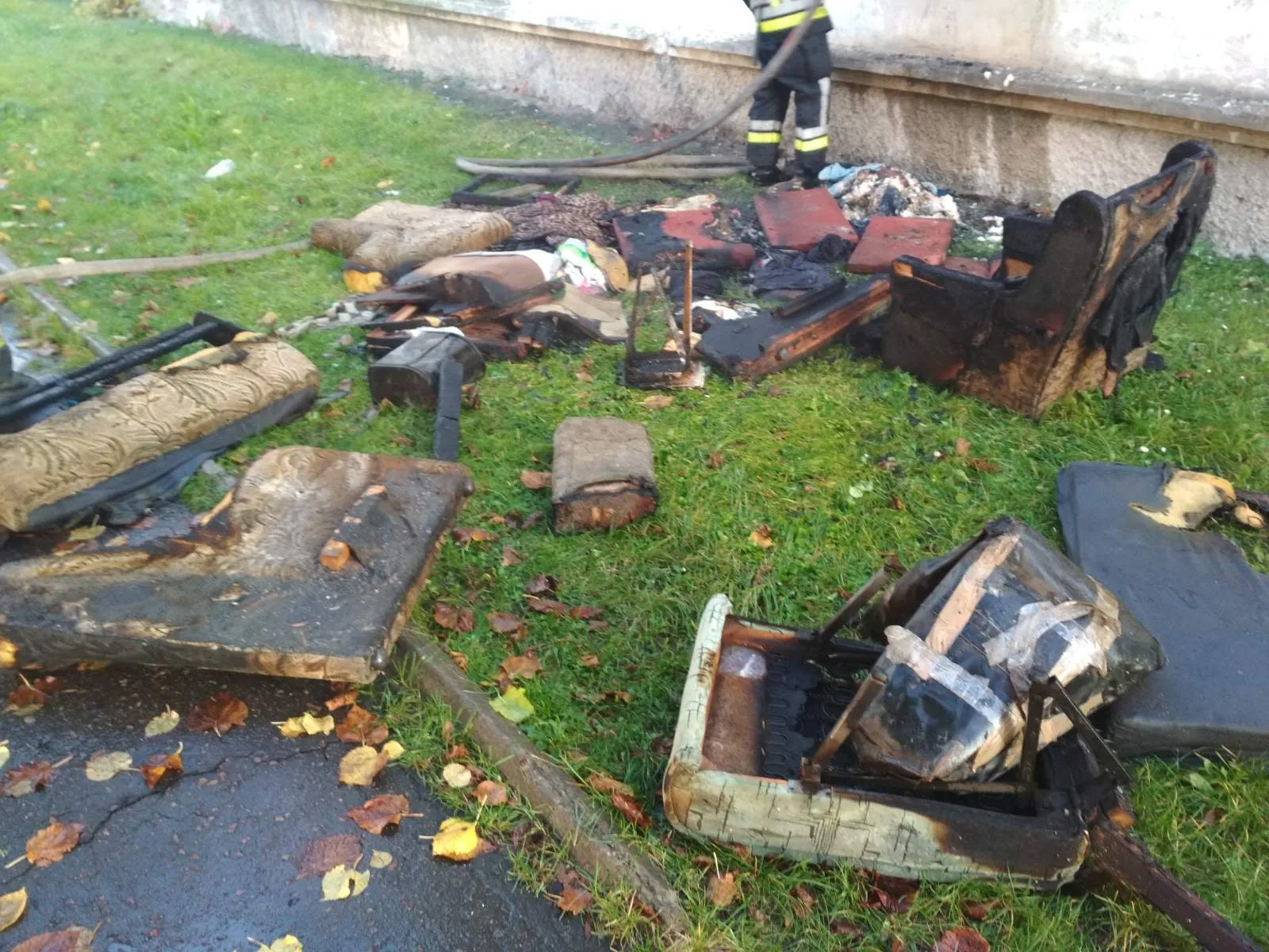 У Червонограді загорілась квартира: власник мирно спав і ледь не загинув – фото У Червонограді загорілась квартира: власник мирно спав і ледь не загинув – фото