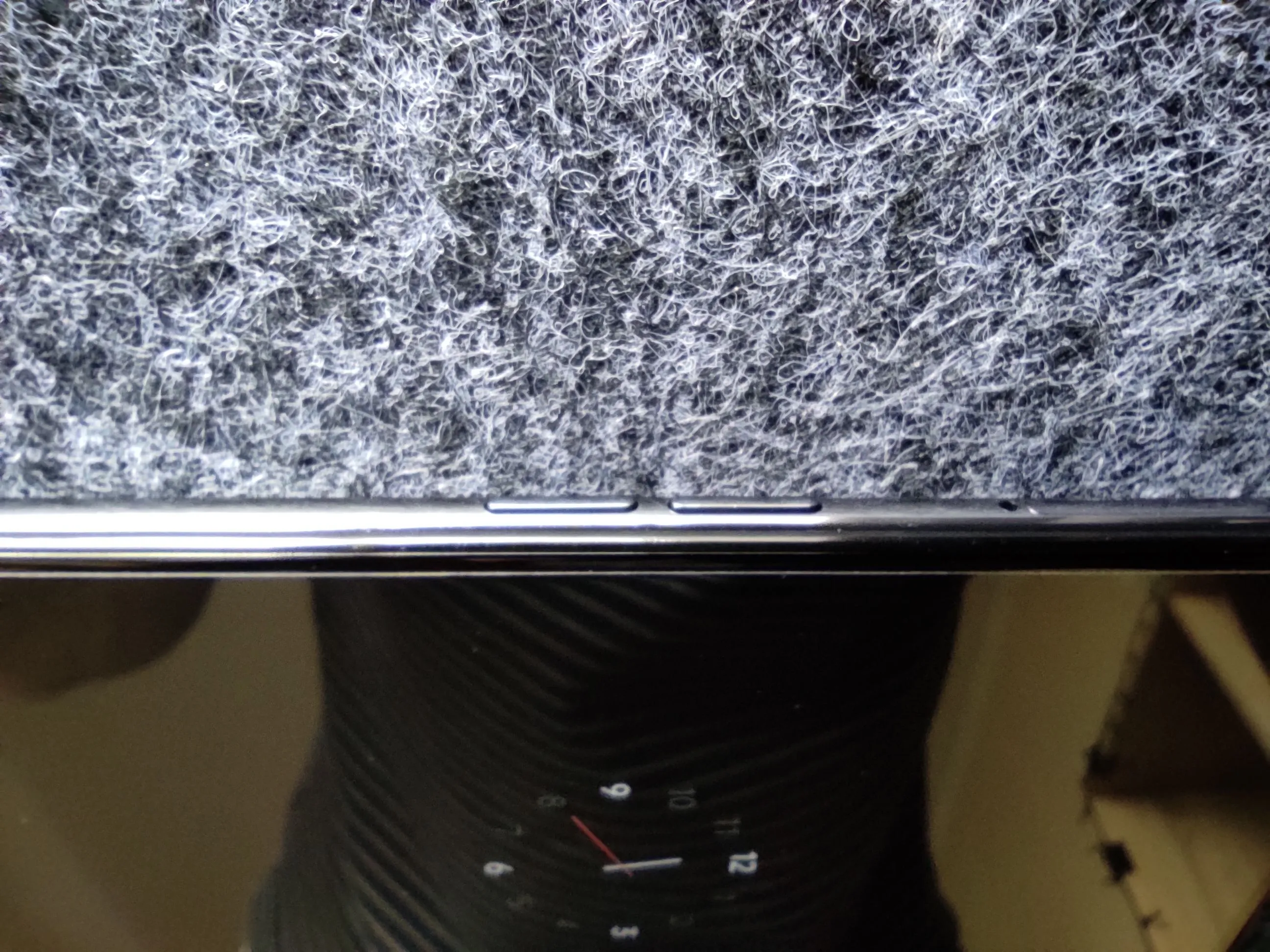 Кнопки регулювання гучності та лоток для SIM-карток Кнопки регулювання гучності та лоток для SIM-карток