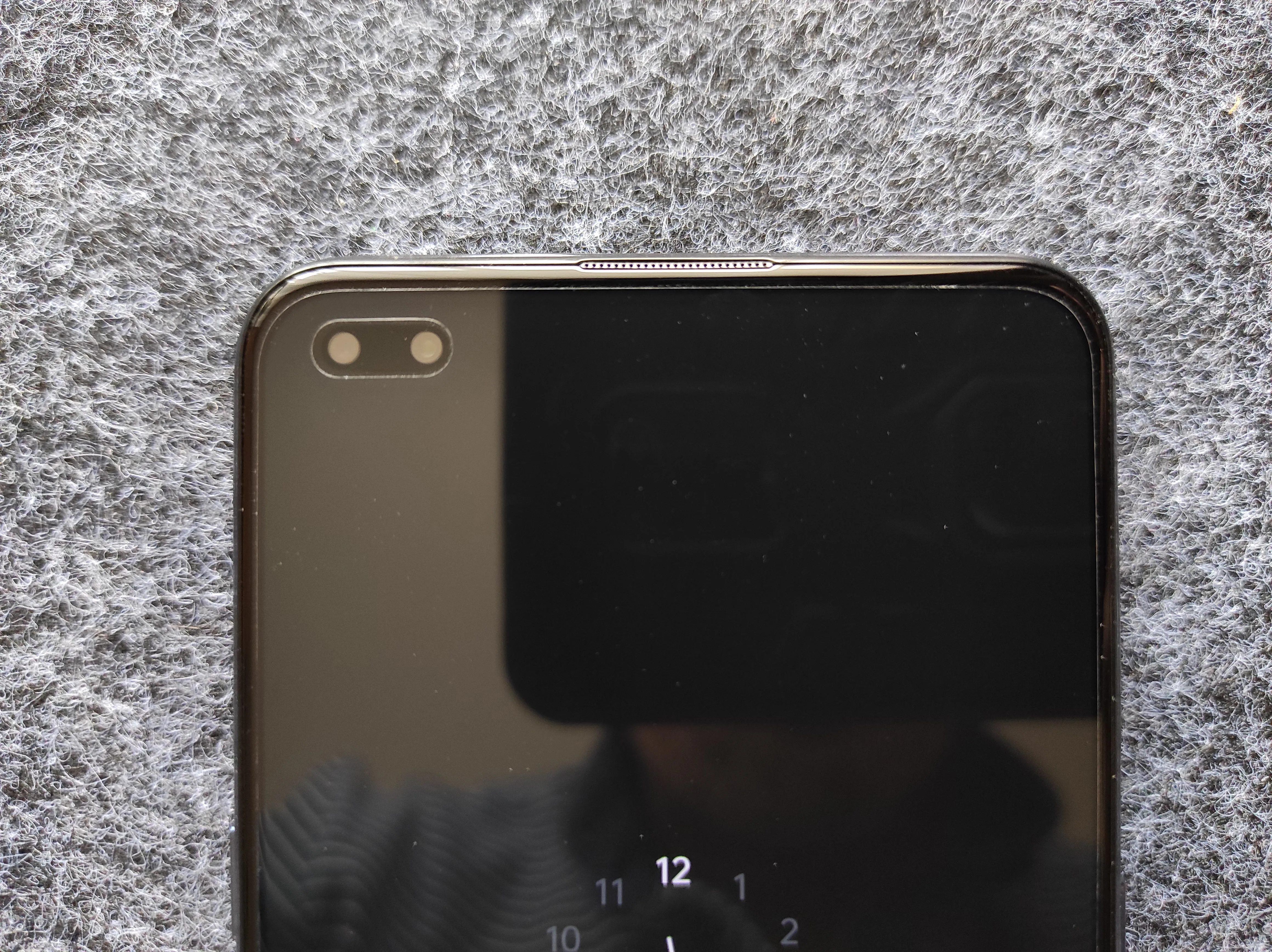 Фронтальна камера захована в екран Фронтальна камера захована в екран