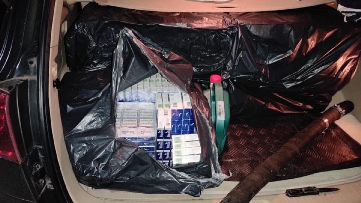 Молдовський дипломат віз сигарети через український кордон: фото Молдовський дипломат віз сигарети через український кордон: фото