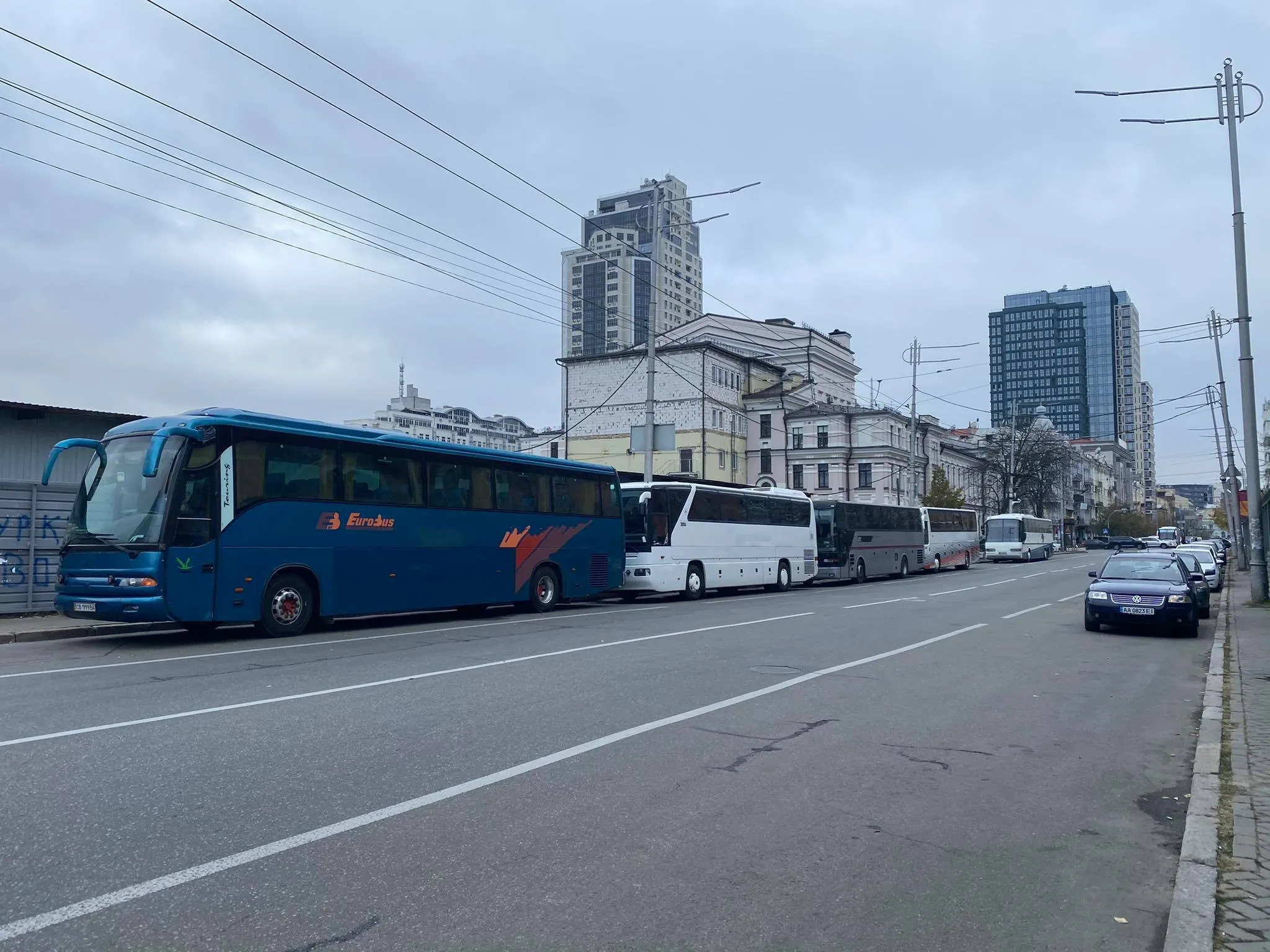 ​Автобуси, якими, ймовірно, привезли мітингувальників