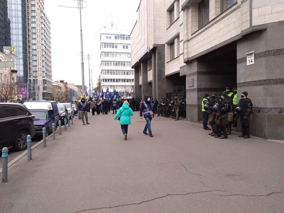 Силовики та протестувальники зібрались під КСУ / Фото 24 каналу
