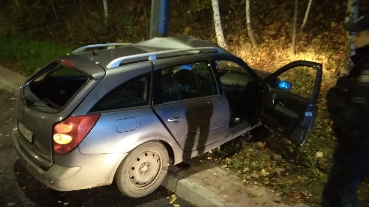 У Львові водійка Renault в’їхала у стовп та померла: фото