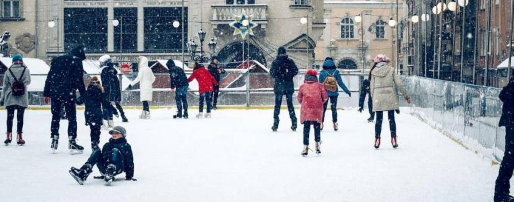 У центрі Львова відкривають традиційну зимову ковзанку