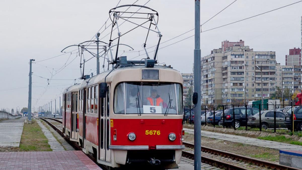 У Києві дівчину без маски виштовхали ногами з трамвая У Києві дівчину без маски виштовхали ногами з трамвая