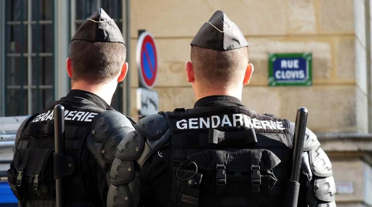 Поліція Франції затримала чоловіка, який розгулював з різаком Поліція Франції затримала чоловіка, який розгулював з різаком