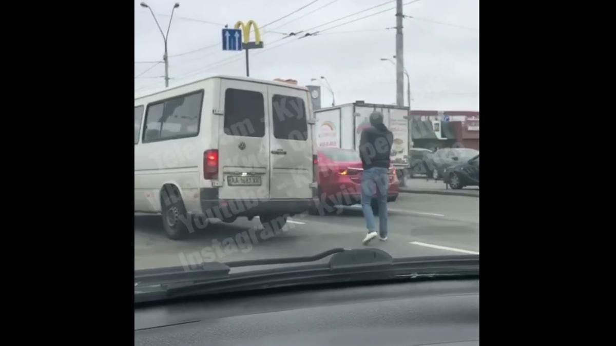 У Києві на проспекті Степана Бандери зіткнулися одразу 5 машин