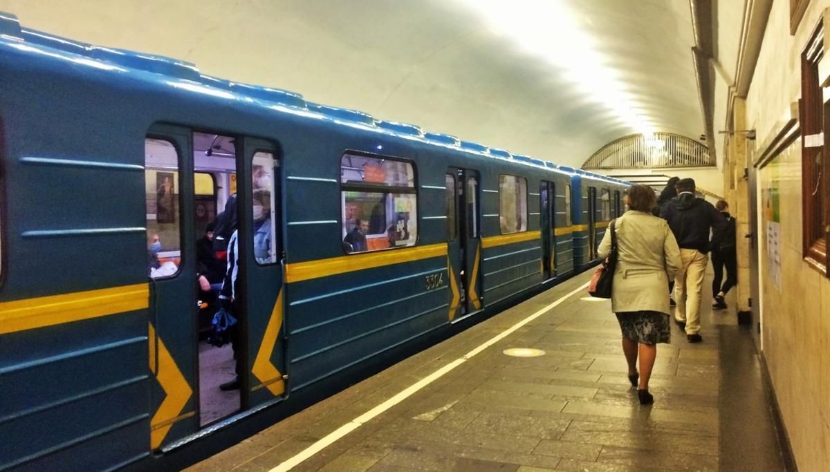 У метро Києва ледь не порізали копа  через зауваження про маску